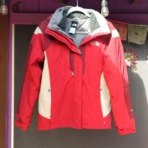 Awesome women's double lined The North face winter waterproof jacket.